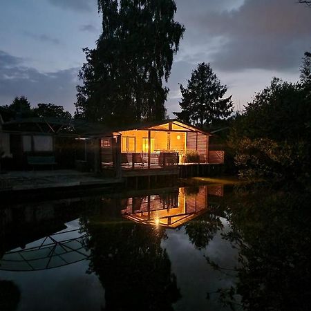 Rustig Gelegen Chalet Solvo Met Terras Aan Het Water Geel Exterior foto