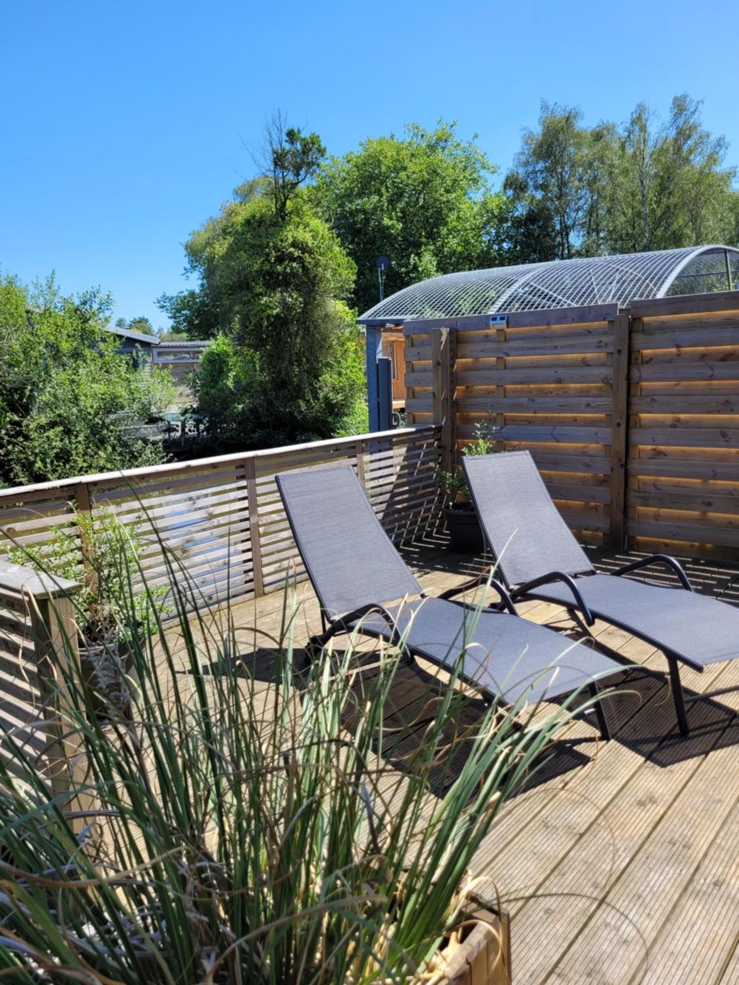 Rustig Gelegen Chalet Solvo Met Terras Aan Het Water Geel Exterior foto